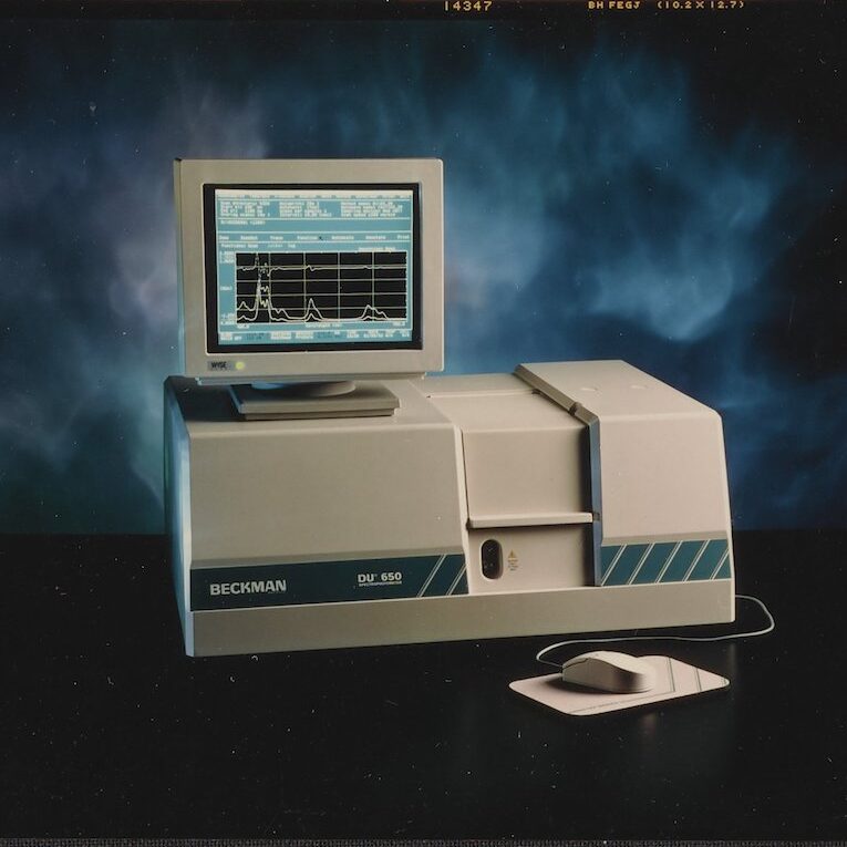 This computerized ultraviolet spectrophotometer used a micro-focused beam and could work with samples as small as 5uL.