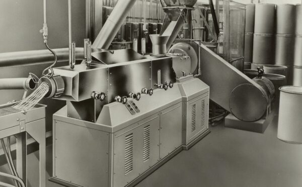 Extruder at Hercules Parlin plant, 1951